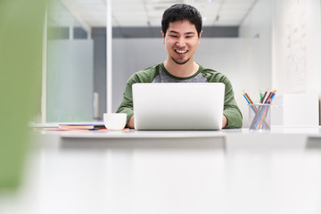 Lächelnder junger Mann als Informatik Student