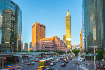 Naklejka premium panorama miasta tajpej z wieżą taipei 101 na tajwanie