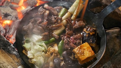 すき焼きをアウトドアで味わう