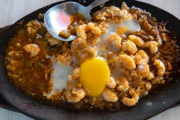 Famous filipino food - sizzling gambas