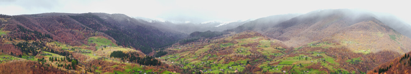 Naklejka premium Carpatian village at mountains at the sunny day