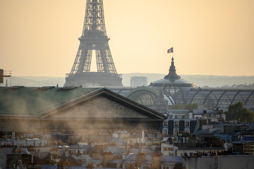 Pollution et Toits de Paris avec la Tour Eiffel