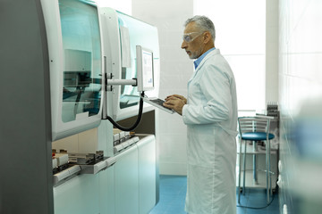 Obraz premium Serious researcher controlling process of scanning reagents