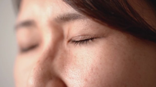瞬きをする女性