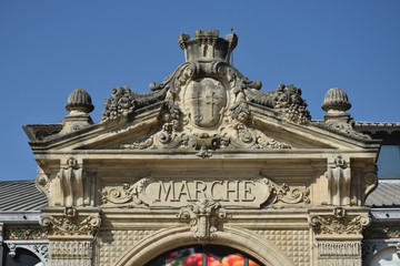 Fototapeta na wymiar Halles du marché dans le centre historique de Narbonne, Aude, Languedoc, Occitanie