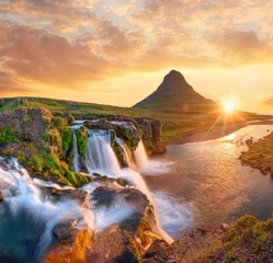 Fototapeten Schöne Landschaft mit Sonnenaufgang auf dem Wasserfall Kirkjufellsfoss und dem Berg Kirkjufell, Island, Europa. © Lukas Gojda