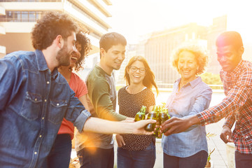 Gruppe Freunde beim Anstoßen mit Flasche Bier