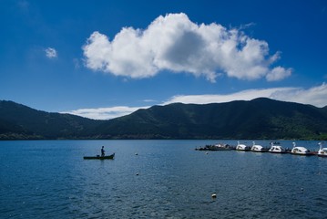 Fototapeta na wymiar 芦ノ湖　湖　船　釣