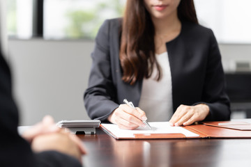 税の相談を受け、計算をする女性税理士
