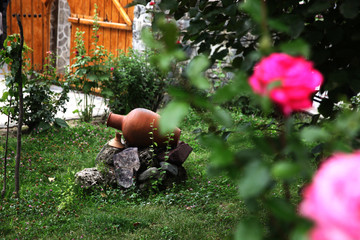 Garden decorated with clay jugs 