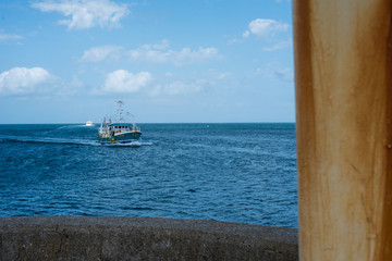 Rouille et bateau à l'horizon