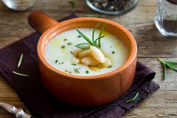 Cauliflower and white bean soup