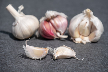 Knoblauchzwiebeln und Knoblauchzehen