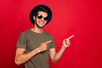 Photo of macho guy indicating fingers empty space wear vintage hat sun specs and grey t-shirt...
