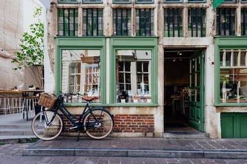 Photo sur Plexiglas Vélo Vieille rue de Gand (Gent), Belgique. Architecture et monument de Gand. Paysage urbain confortable de Gand.