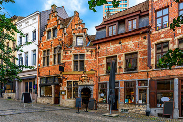 Fototapeta premium Stara ulica w centrum Brukseli, Belgia. Pejzaż miejski w Brukseli (Bruxelles). Architektura i zabytki Brukseli.