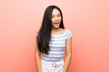 Obraz premium Teenager asian girl over isolated pink background with surprise facial expression