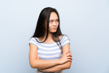 Obraz premium Teenager asian girl over isolated blue background thinking an idea