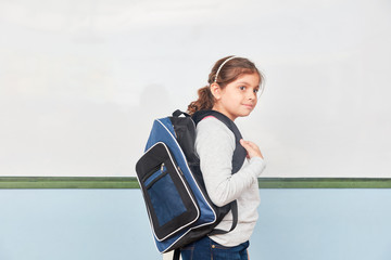 Schülerin mit Schulranzen in der Grundschule