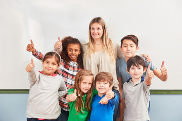 Multikulturelle Kinder einer Schule freuen sich