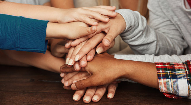 Kinder bilden Stapael H&auml;nde als Teamwork Konzept
