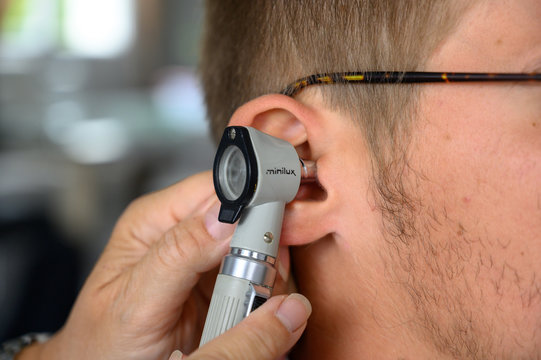 Otoscope dans une oreille