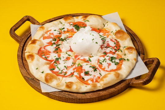 vegetarian pizza with tomato and mozzarella