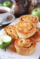 Obraz na płótnie Canvas Apple and cinnamon sweet roll buns and tea