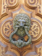 Fototapeta na wymiar llamador de puerta león en españa europa