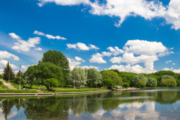 Obraz premium Cumulonimbus clouds over lake, city lake in Minsk
