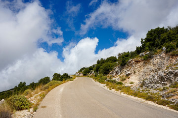 Fototapeta na wymiar high road in the mountains, beautiful view of the cloudy blue sky