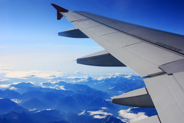 Fototapeta premium Airplane wing in blue sky