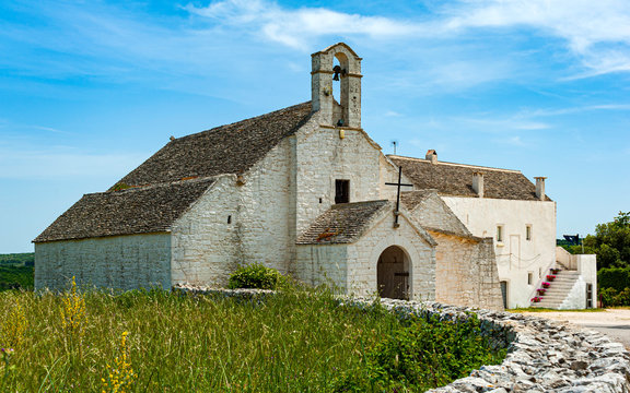 The church of Santa Maria di Barsento and the adjacent farm, which was once a convent, are located in the area between Noci and Putignano in the province of Bari