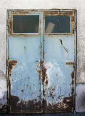 Blechtüre alt mit zwei Flügel und Fenstereinsätze