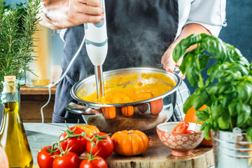 Koch mit stabmixer in der küche,Kürbissuppe zubereitung
