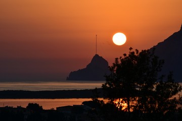 Der sonnenaufgang am Meer und in den Bergen in Sardinien, Italien