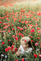 Naklejka premium a girl crouchs in flower field