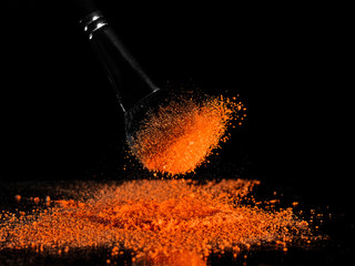 Echthaar-Kosmetik-Pinsel, schwarz mit orangen Pigmenten, Lidschatten auf schwarzem Hintergrund