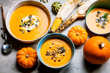 Leckere Kürbissuppe mit frische Sahne und kürbiskernöl 