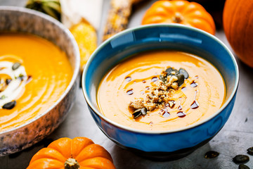 Leckere Kürbissuppe mit frische Sahne und kürbiskernöl 
