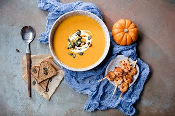 Leckere Kürbissuppe mit frische Sahne und kürbiskernöl 