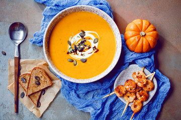 Leckere Kürbissuppe mit frische Sahne und kürbiskernöl 
