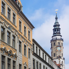 Fototapeta premium Historische Gebäude in der Altstadt von Görlitz mit Rathaus im Hintergrund, Sachsen, Deutschland