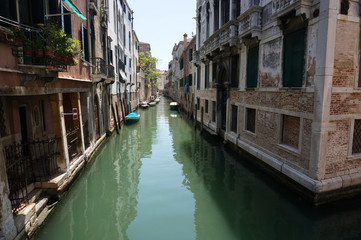 Fototapeta na wymiar cozy streets of the old city of Venice