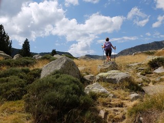 jeune femme marchant en montagne sur sentier