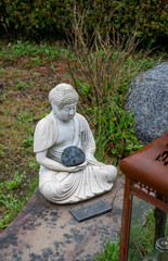 Buddha Statue auf einem Grab