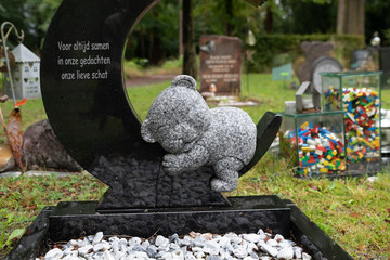 Teddybär auf einer Mondsichel   Kindergrab © Blende8
