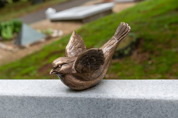 Vogel auf dem Grabstein