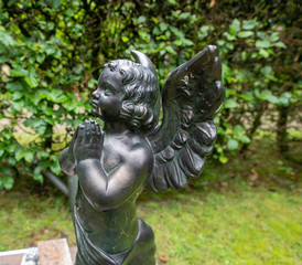 Betender schwarzer Engel