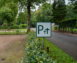 Parkplatz eines Friedhofs 